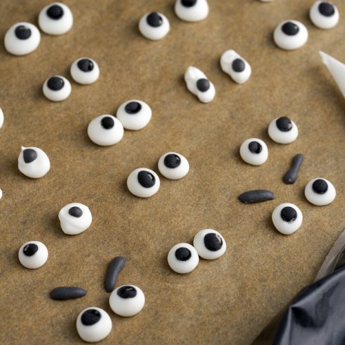 homemade candy eyes for halloween cake decorations