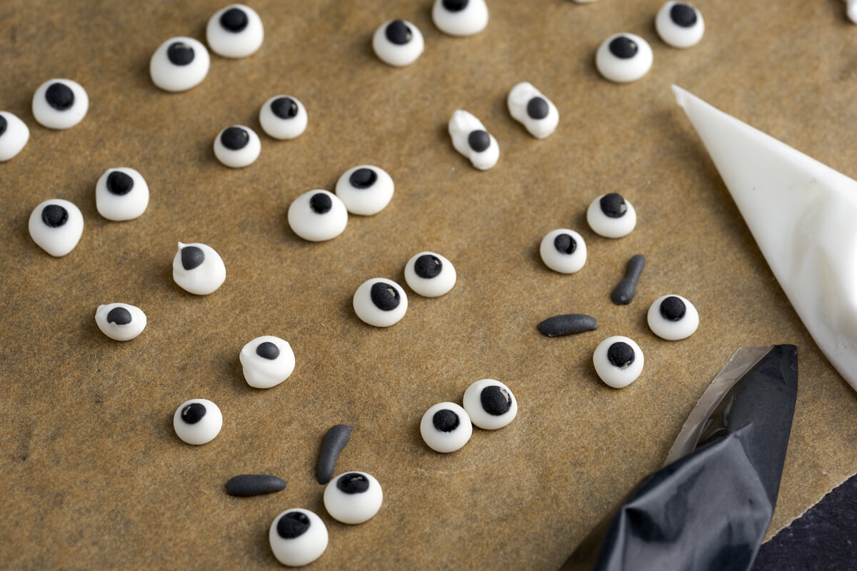 Candy eyes - Homemade edible eyeballs for cakes and pastries