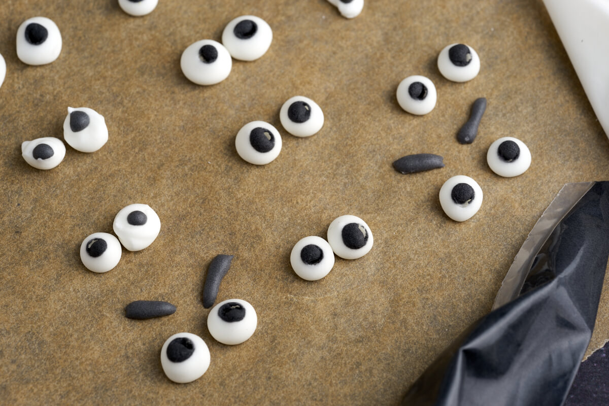 homemade candy eyes for cake decorations