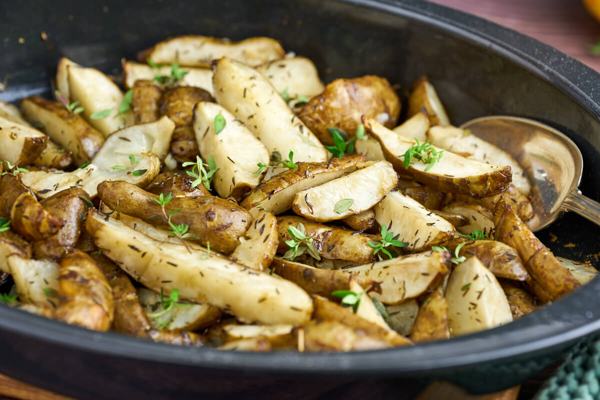 oven roasted jerusalem artichokes with thyme in dish