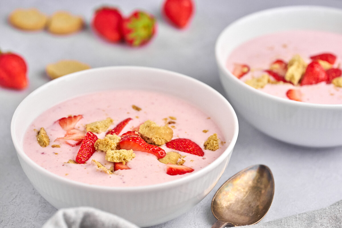 danish cold strawberry buttermilk soup with fresh strawberries and kammerjunkere