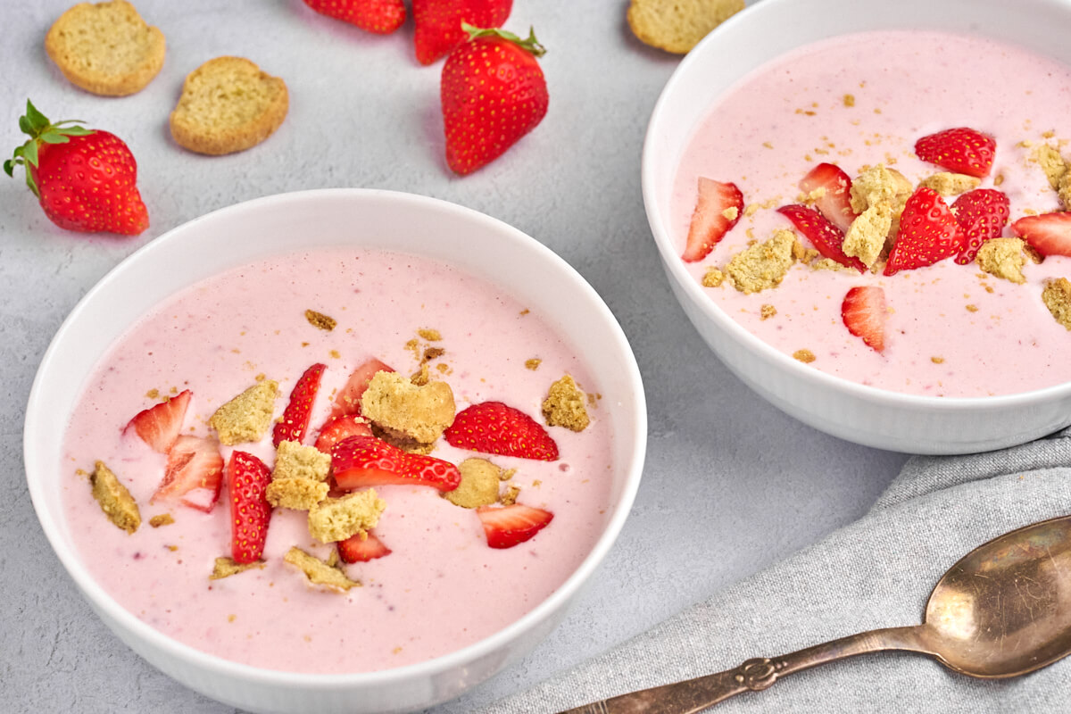 bowls with danish cold strawberry buttermilk soup with kammerjunkere