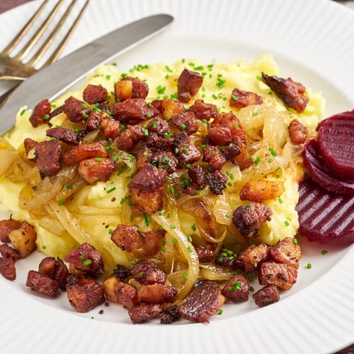 recipe for danish burning love with mashed potatoes, sweet caramelized onions and cripsy bacon