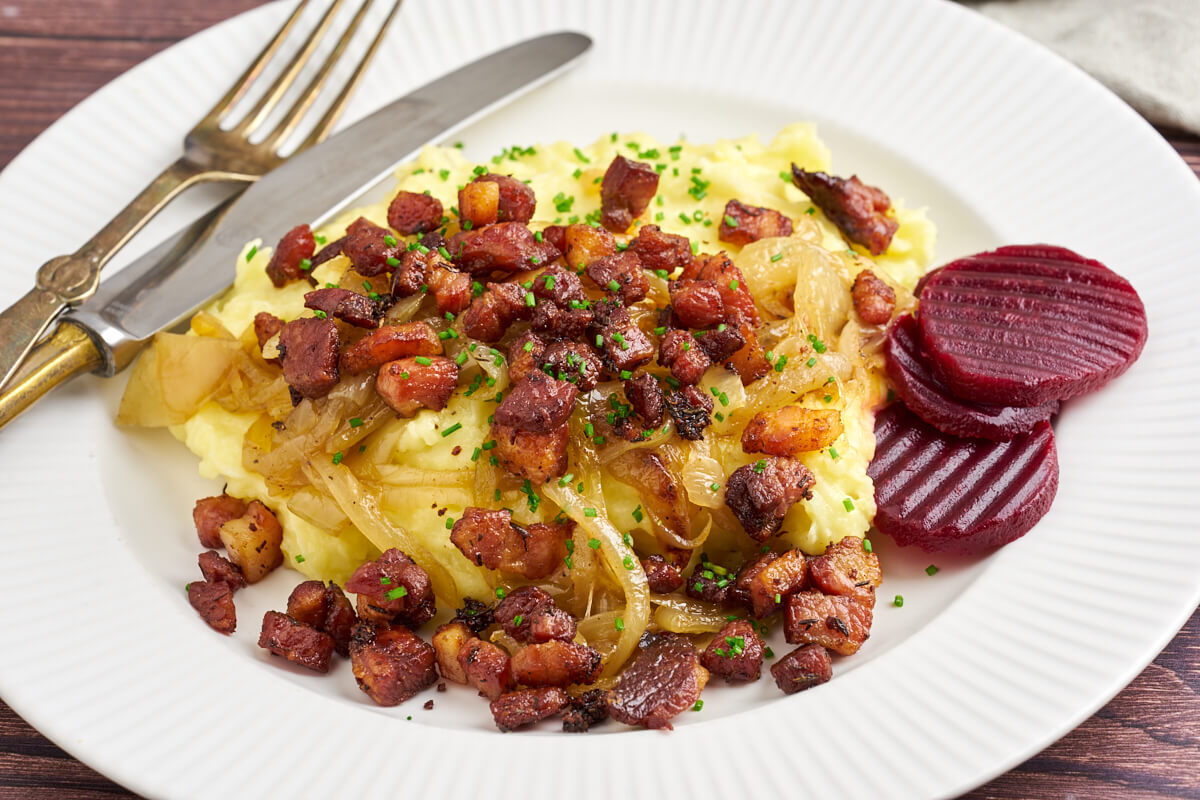 recipe for danish burning love with mashed potatoes, sweet caramelized onions and cripsy bacon