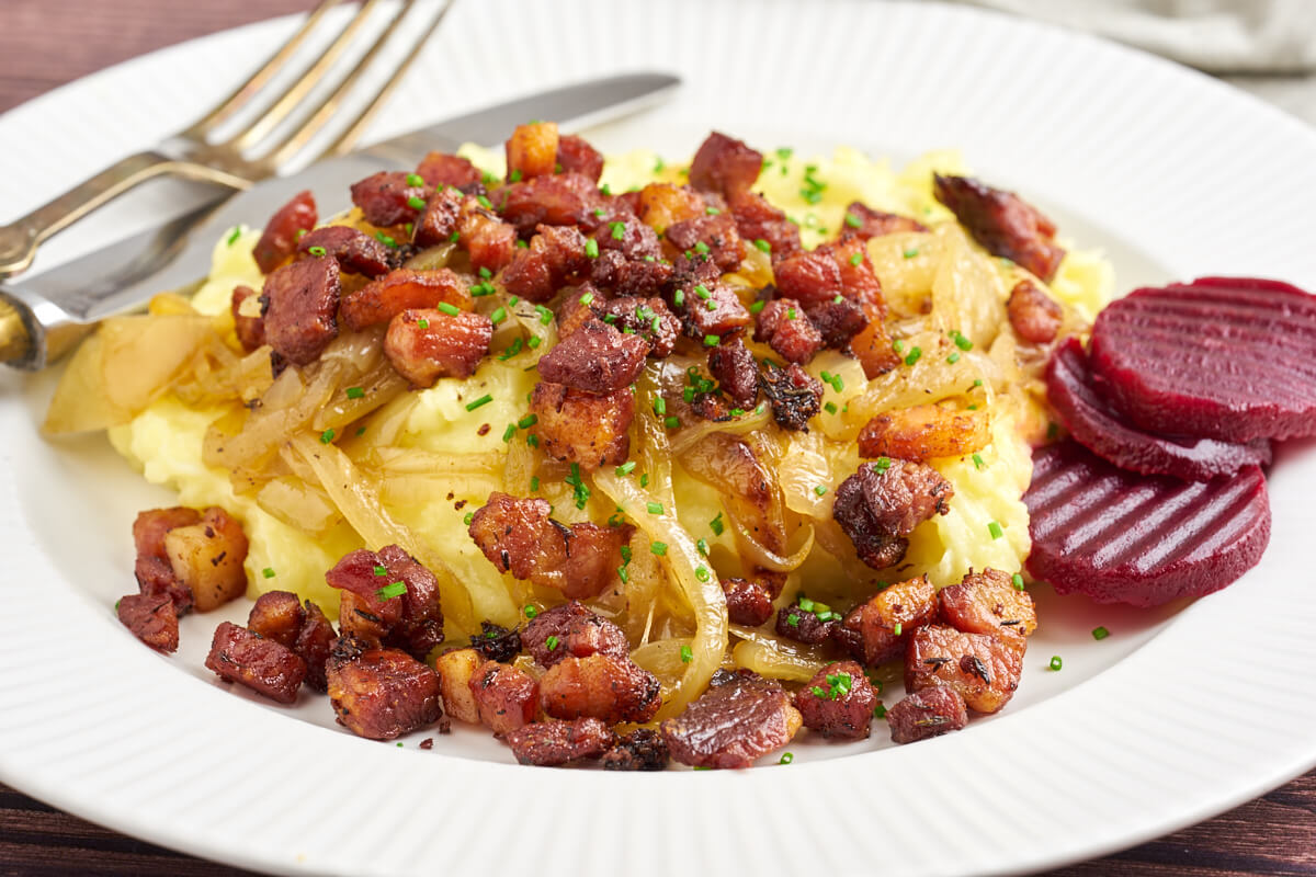 danish burning love with mashed potatoes, bacon and caramelized onions