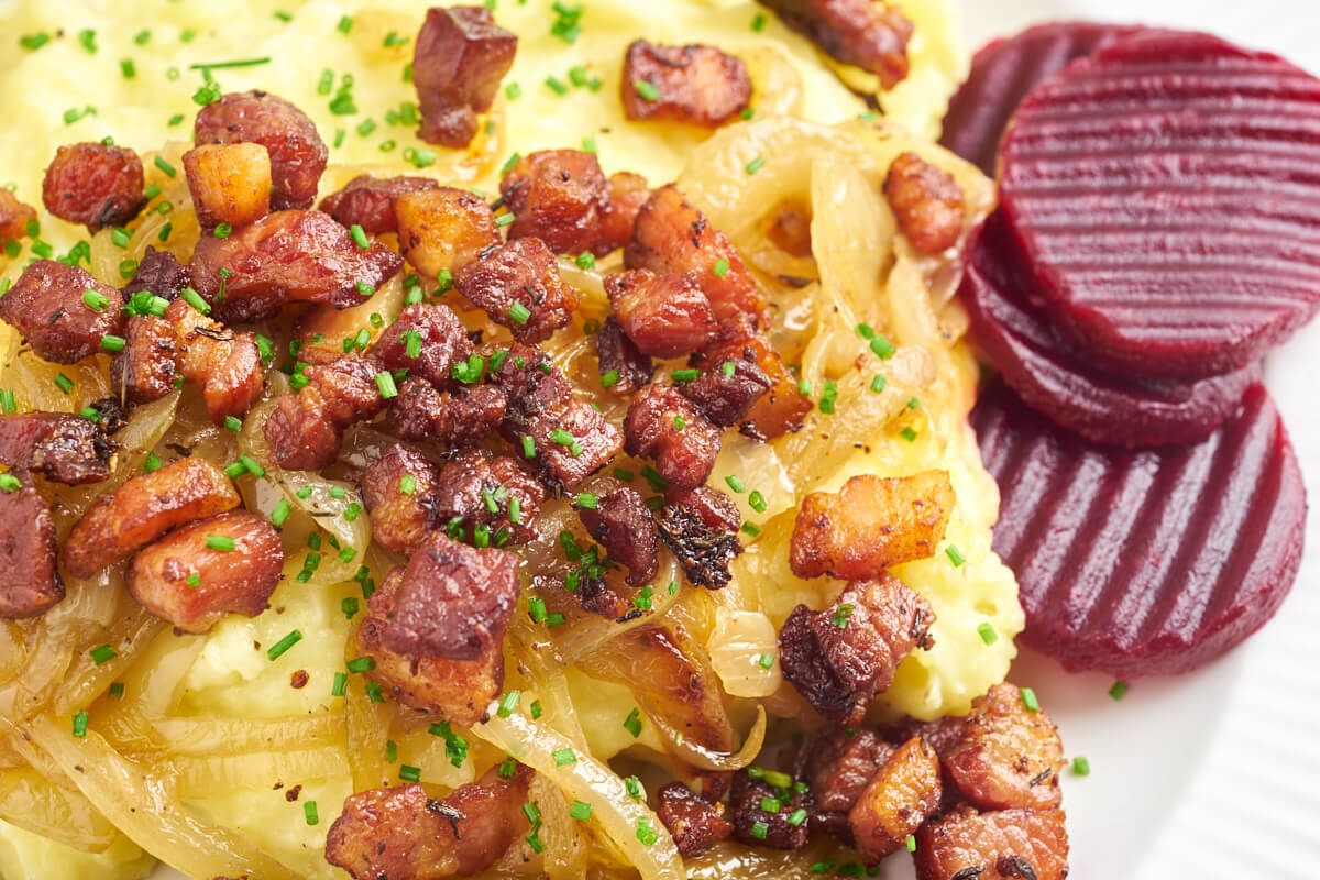 mashed potatoes, bacon and caramelized onions called burning love or brændende kærlighed