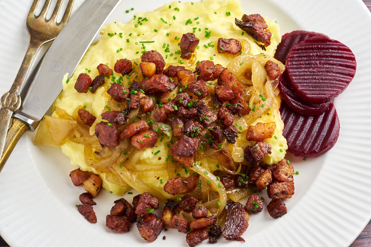 danish burning love with mashed potatoes, bacon, caramelized onions and pickled beetroots