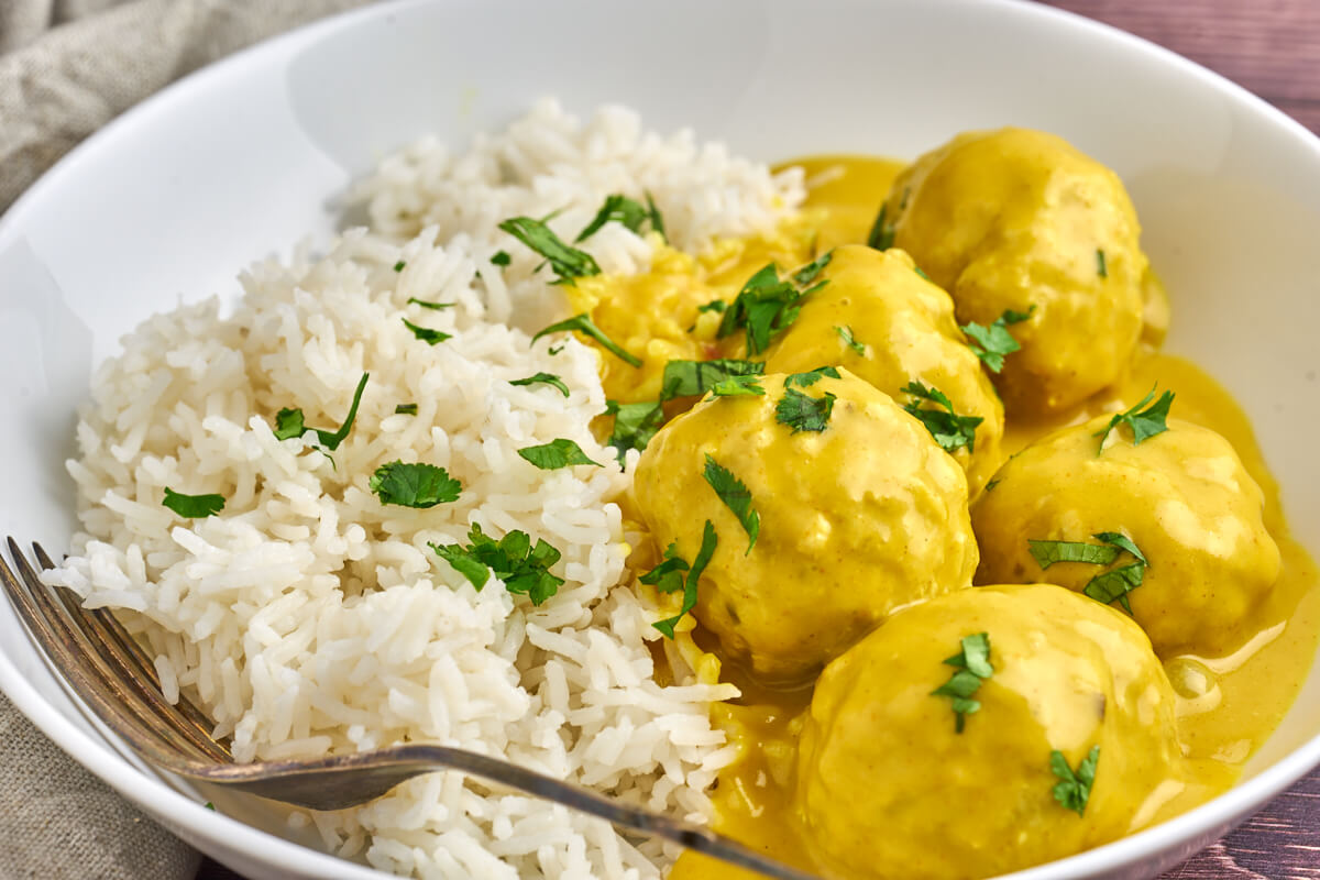 danish boller i karry served with white rice