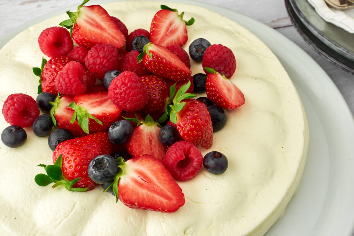 ring shaped danish vanilla cream dessert