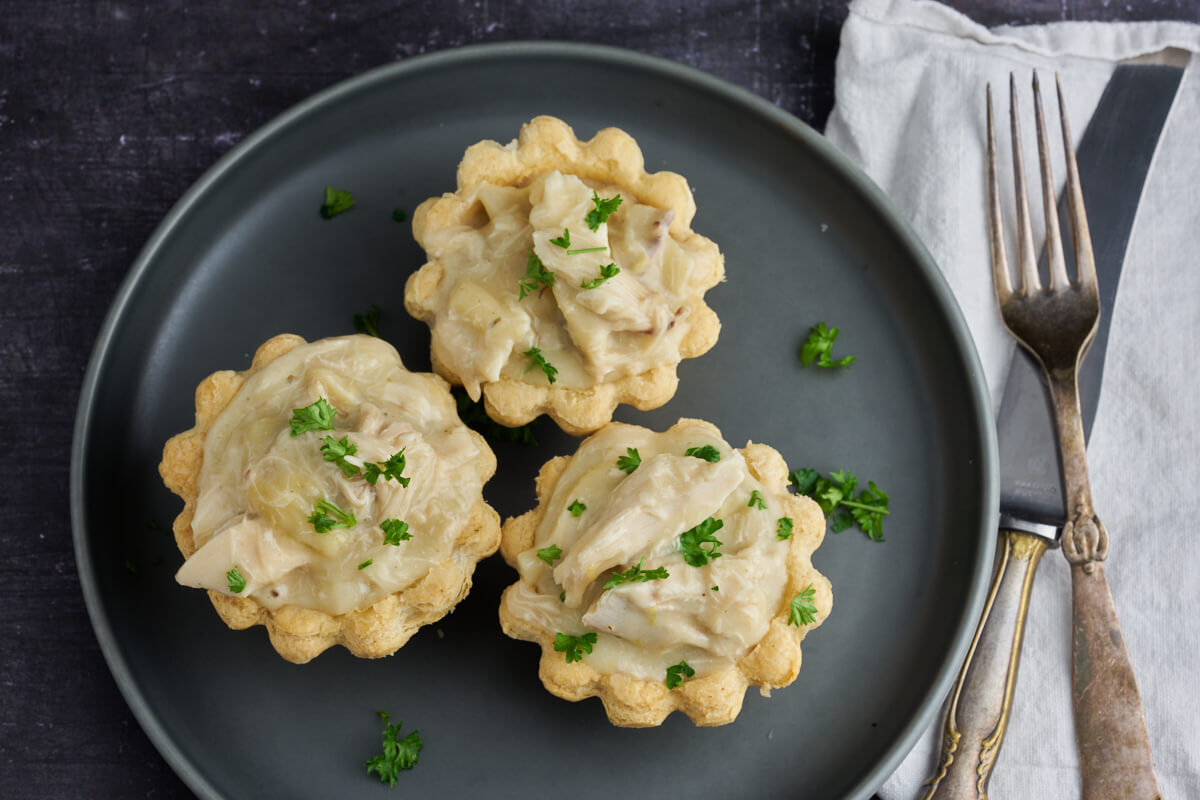 plate with 3 tartlets with danish chicken and asparagus filling