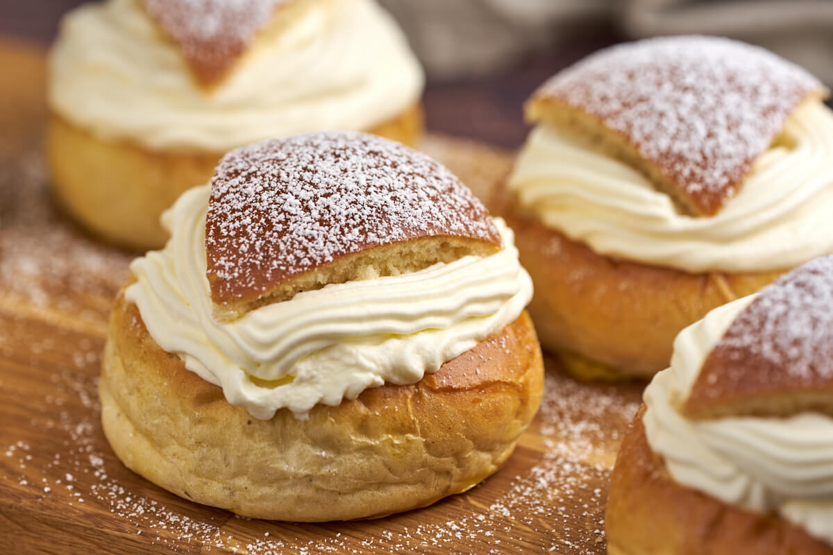 semlor swedish lenten buns with cream and icing sugar on top