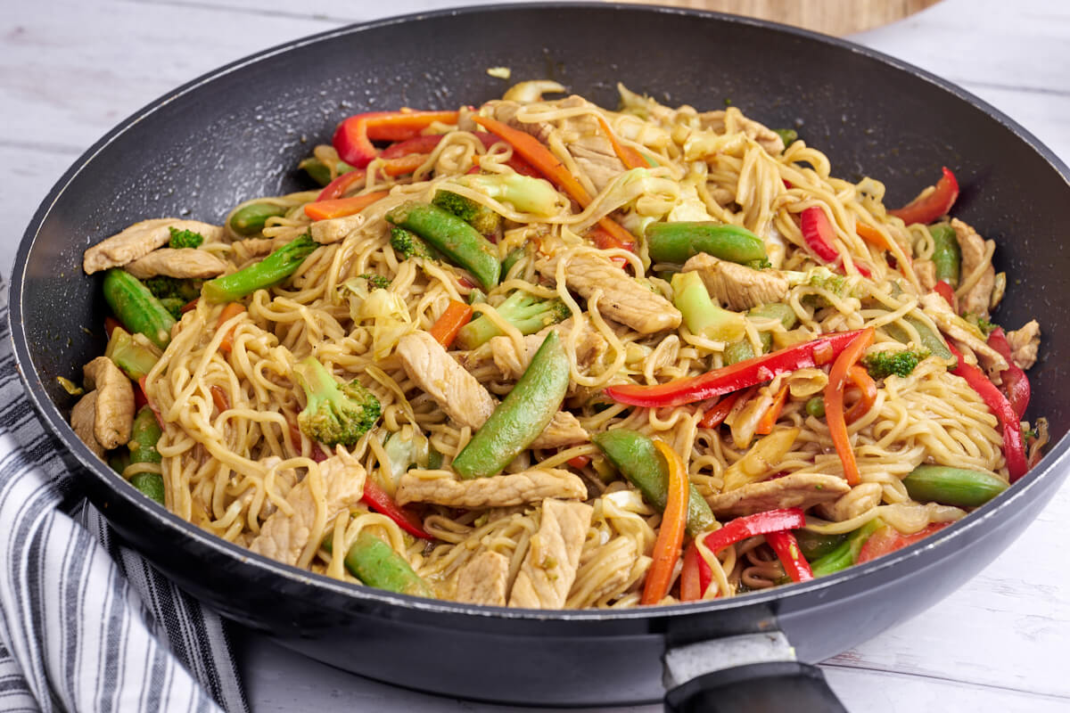 pork lo mein in frying pan