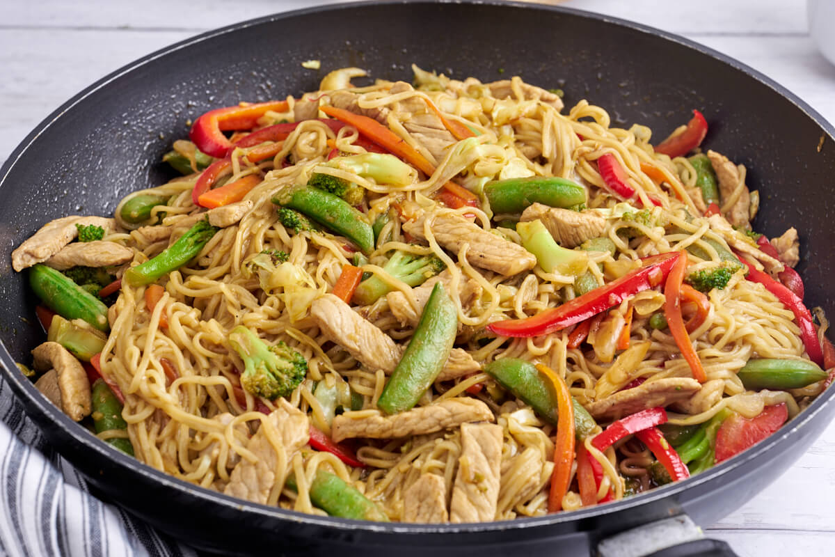 chinese pork lo mein with vegetables
