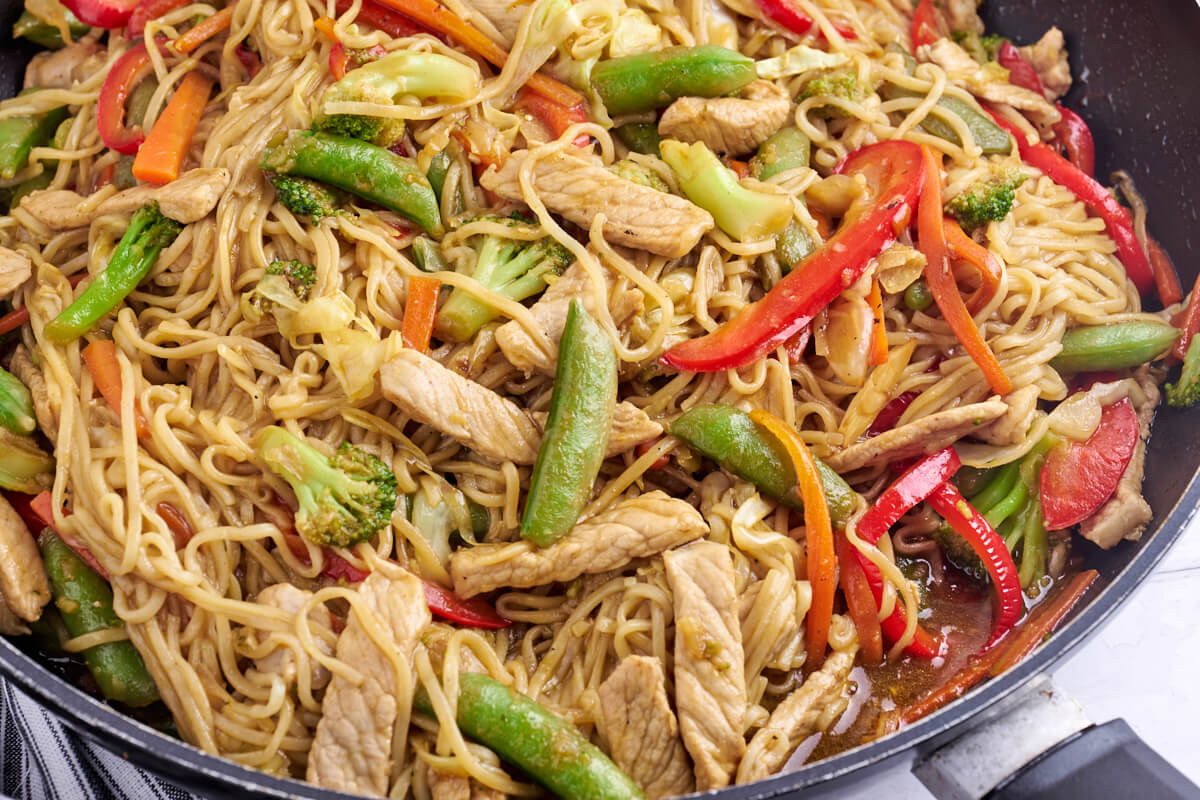 easy pork lo mein with vegetables in frying pan