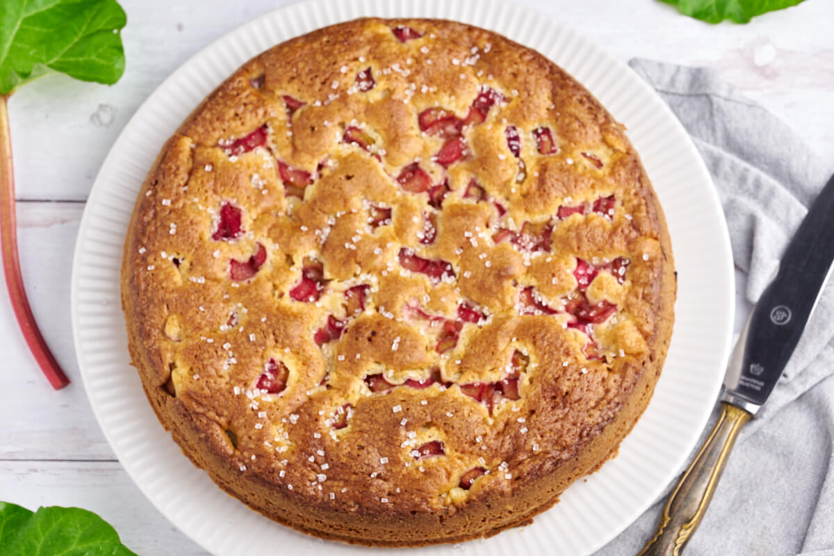 plate with rhubarb cake and knife