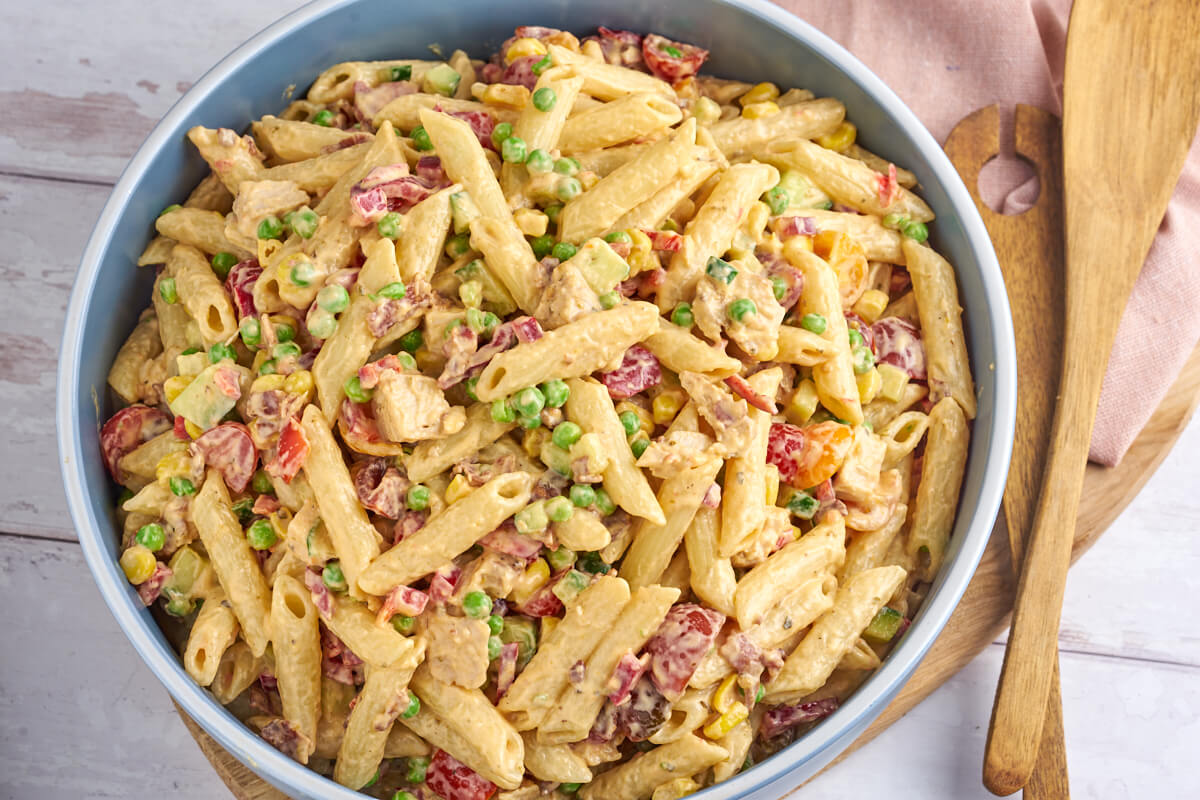 pasta salad with chicken, bacon and vegetables