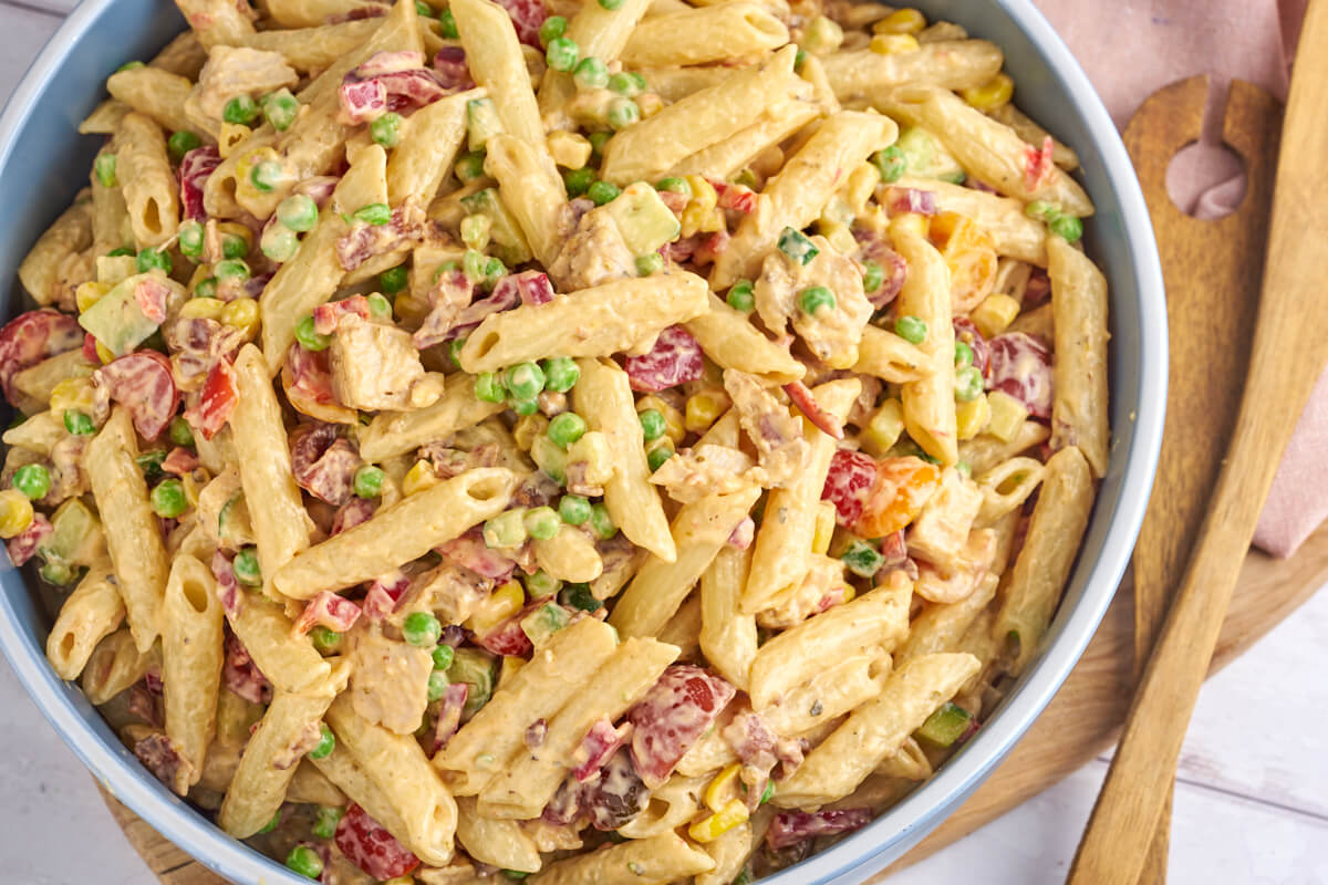 pasta salad with bacon and chicken in bowl