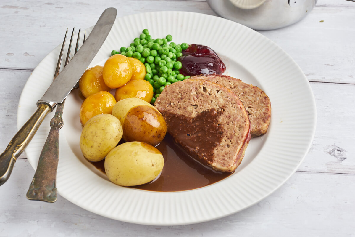 Danish meatloaf with gravy, potatoes, caramallized potatoes and green peas