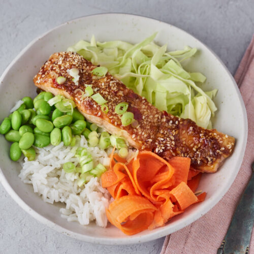 salmon rice bowl with carrots, edamame beans and pointed cabbage