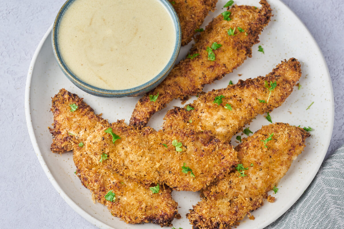 plate with crispy chicken from air fryer and mustard dip