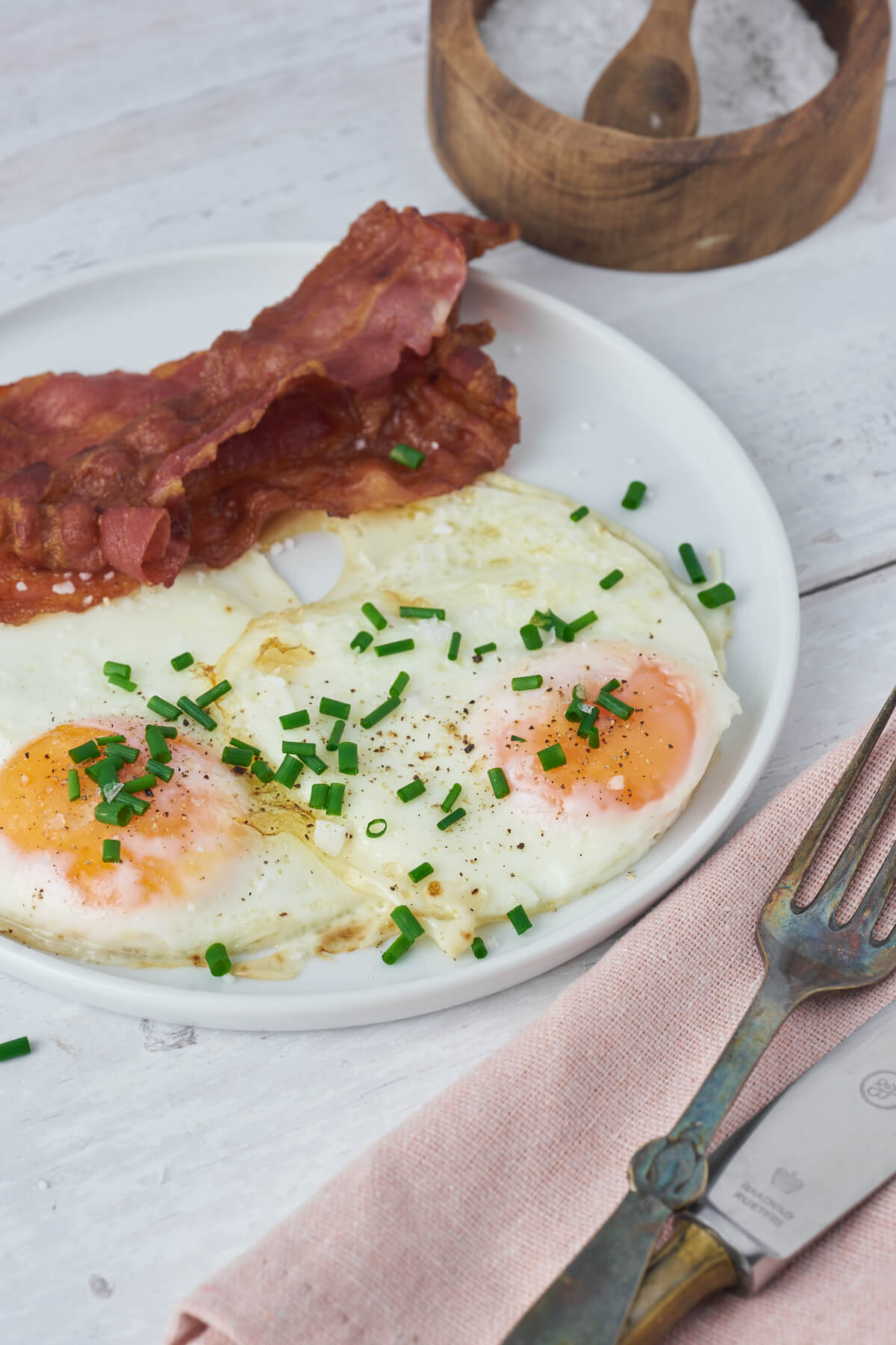 plate with air fryer fried egg and bacon