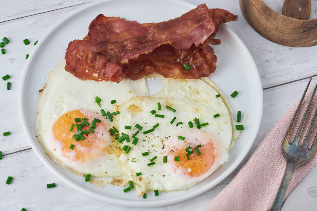 air fryer fried egg and bacon