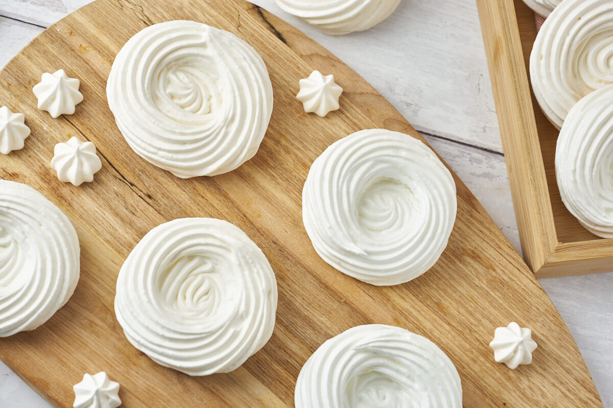 birds' nests in meringue for desserts