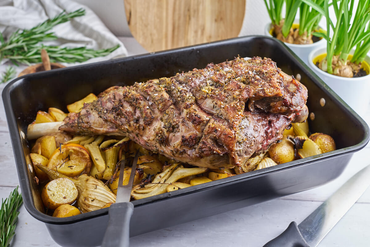 leg of lamb on potatoes and fennel