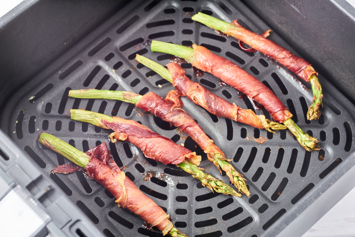 air fryer prosciutto wrapped asparagus in air fryer basket