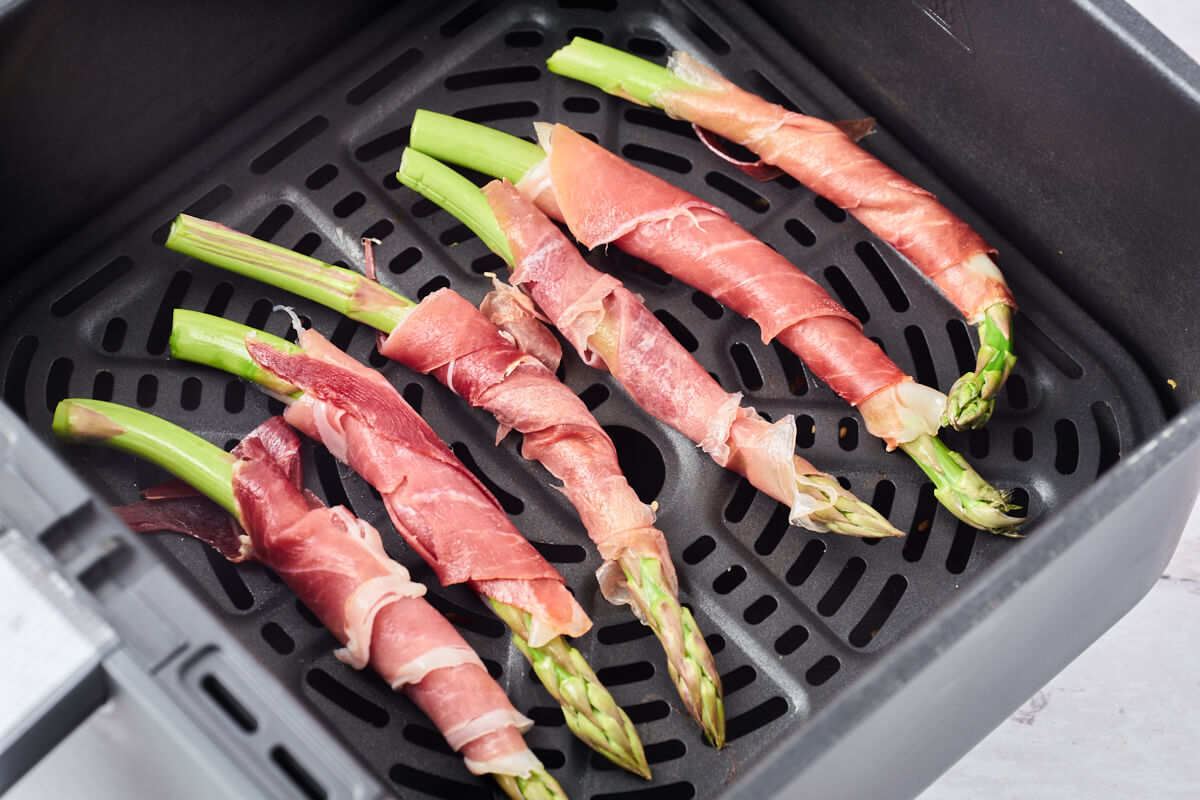 air fryer prosciutto wrapped asparagus in basket
