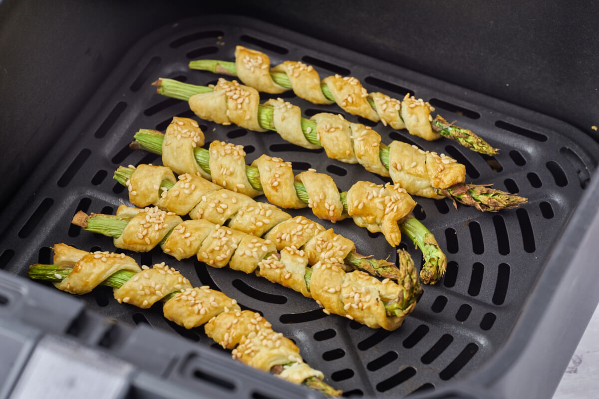 air fryer asparagus with puff pastry and sesame seeds