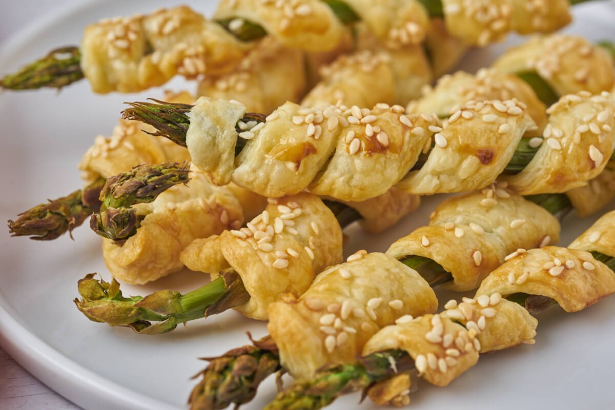 green asparagus with puff pastry