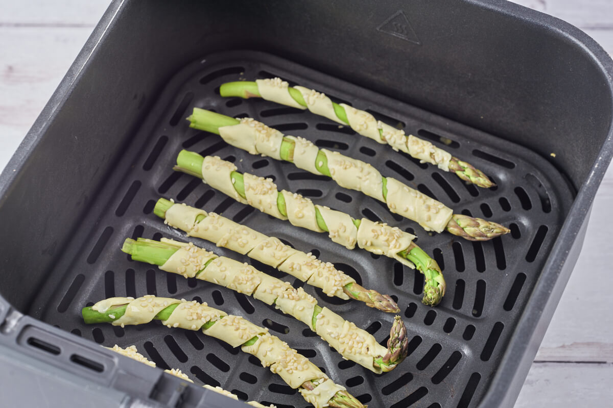 raw asparagus with puff pastry in air fryer