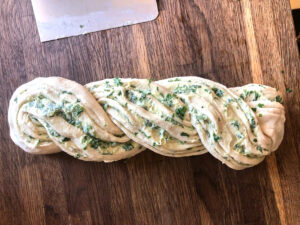 how to twist a garlic bread