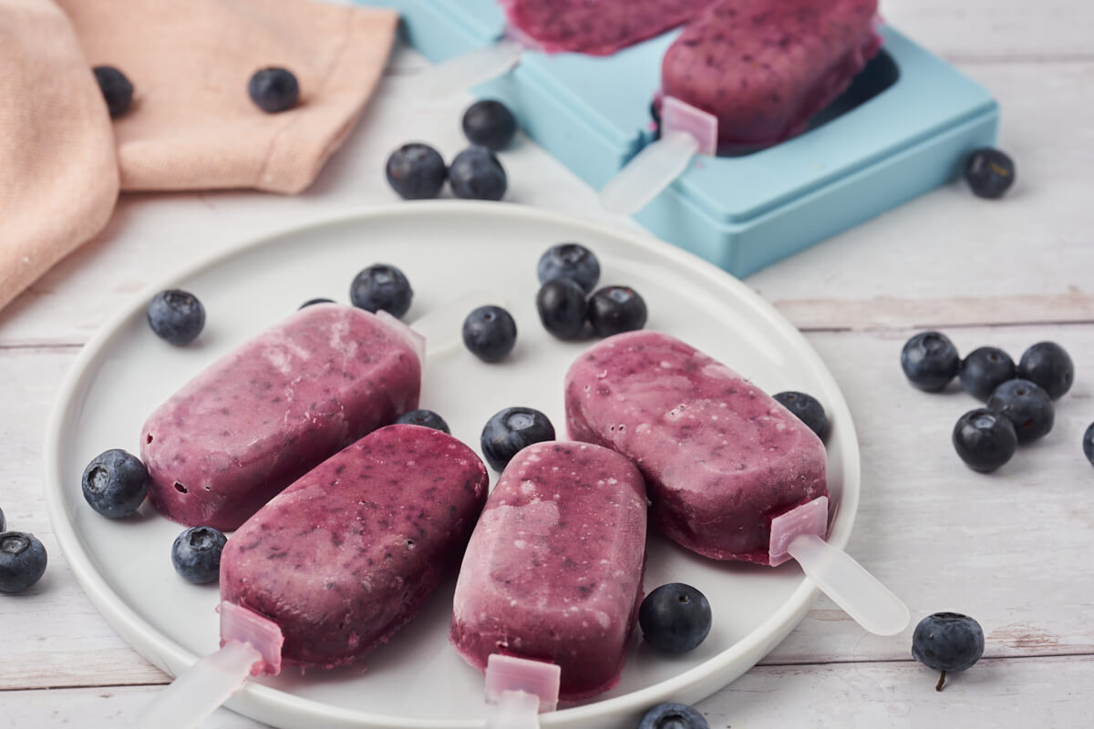 fresh and easy blueberry popsicles with skyr or greek yoghurt