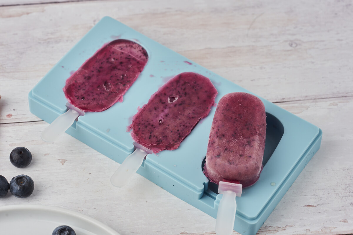 popsicle mold with healthy blueberry popsicles