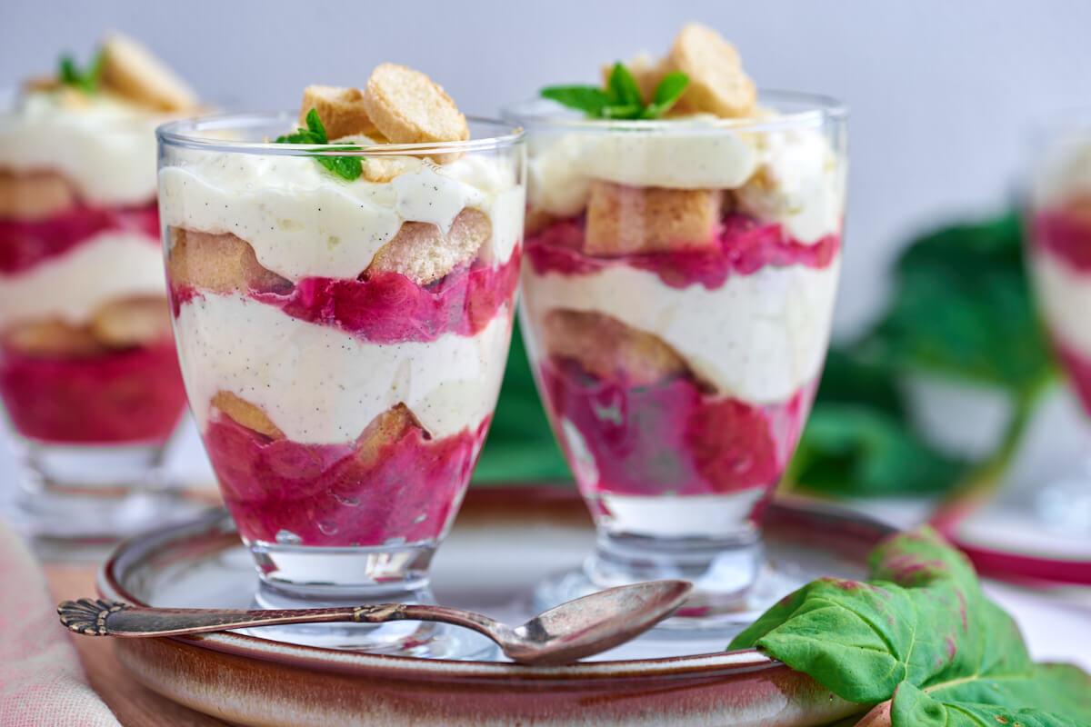 rhubarb trifle with mascarpone cream