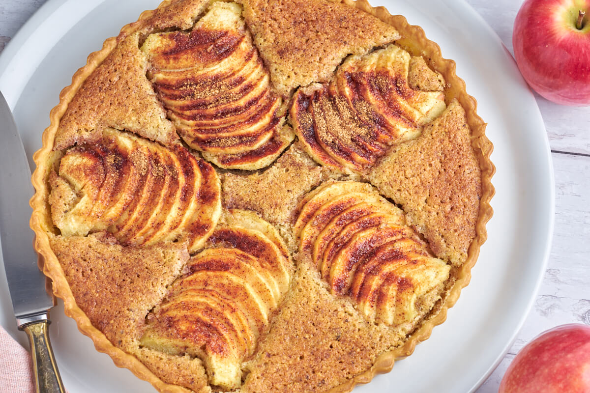apple tart with cinnamon and almonds