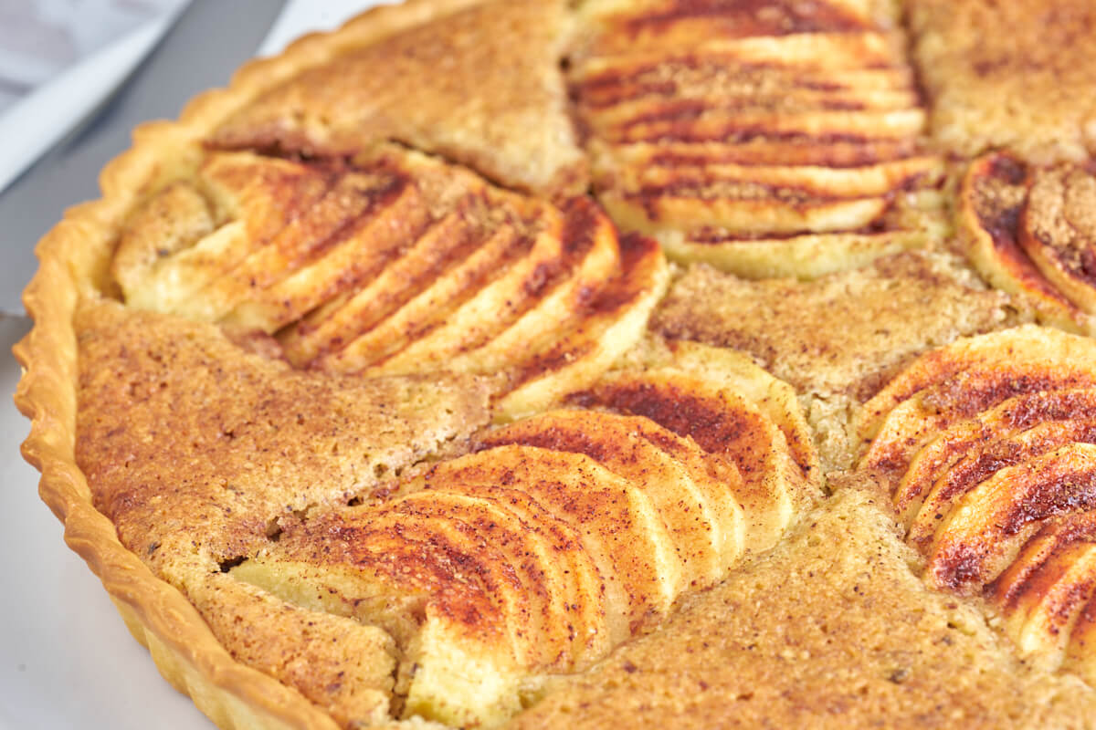 apple tart with fresh apples