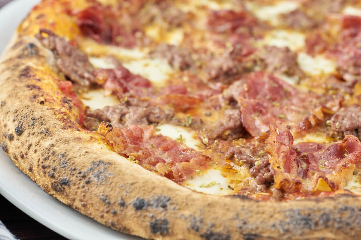 crispy bacon and beef pizza with mozzarella