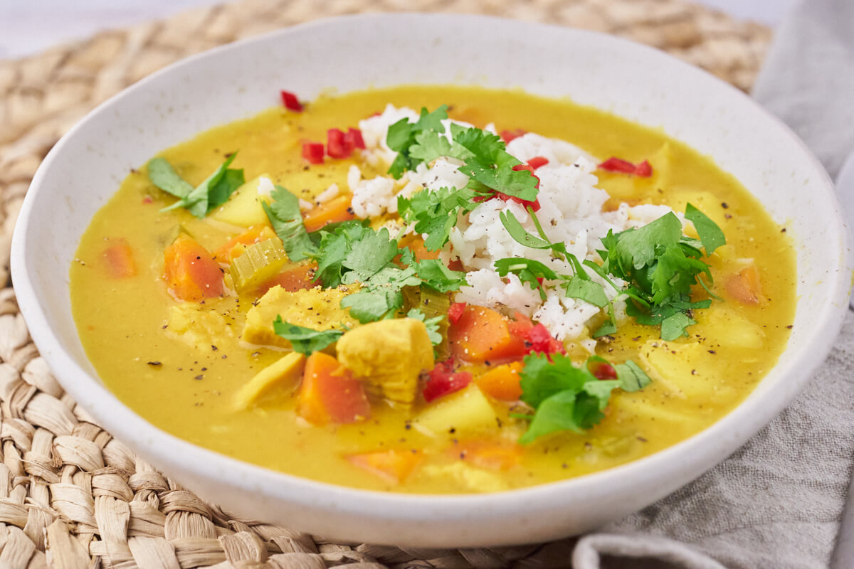 bowl of warming mulligatawny soup